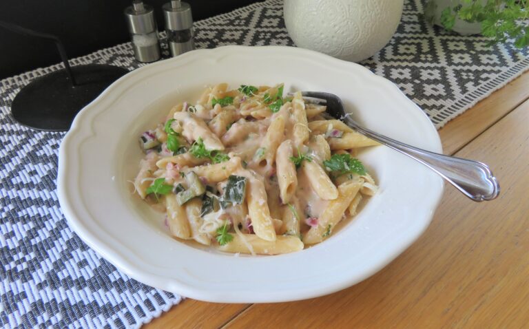 Pasta med zucchini- och parmesansås