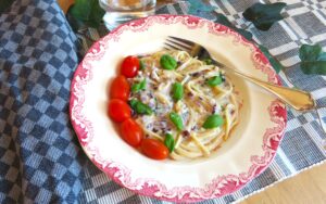 Pasta med ostig skinksås