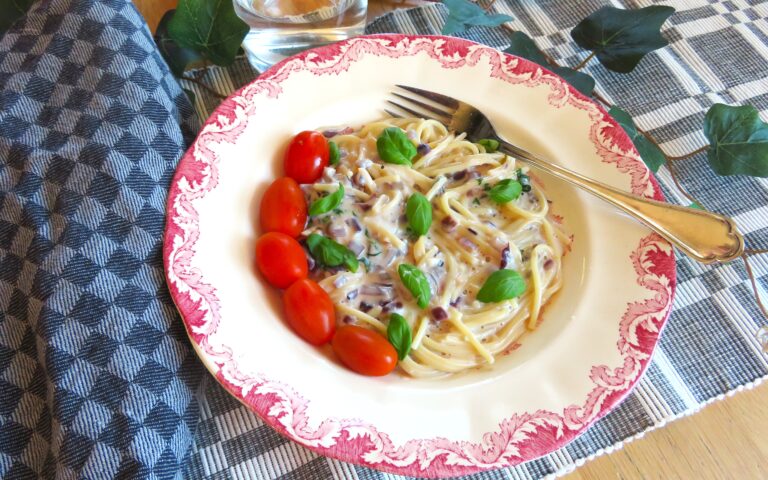 Pasta med ostig skinksås