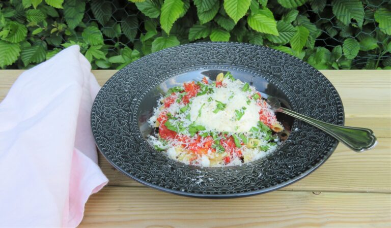 pasta med tomatsås och burrata