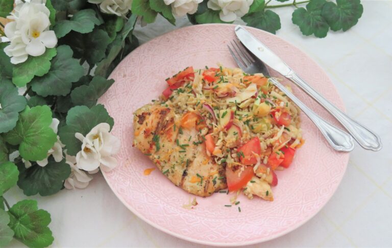 vitkålssallad med nektarin, mozzarella och havreris