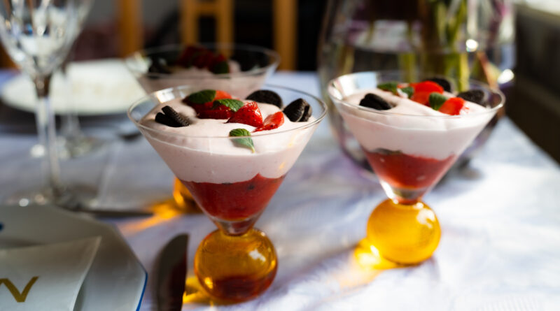 Jordgubbar i glas dessert