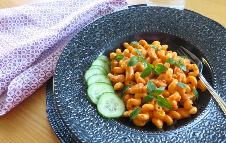 pasta med ajvar- och kotlettsås