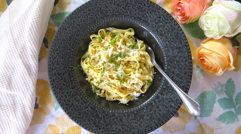 Pasta med riven halloumi och citron