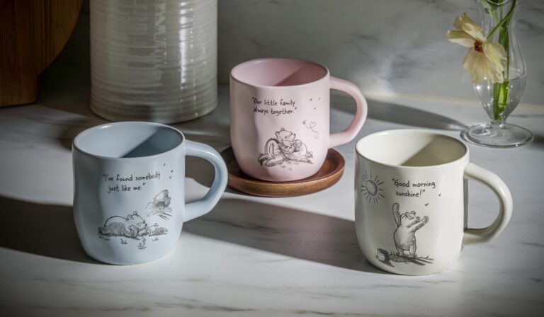 mugs-winnie-the-pooh-cremewhite-light-pink-light-blue-02