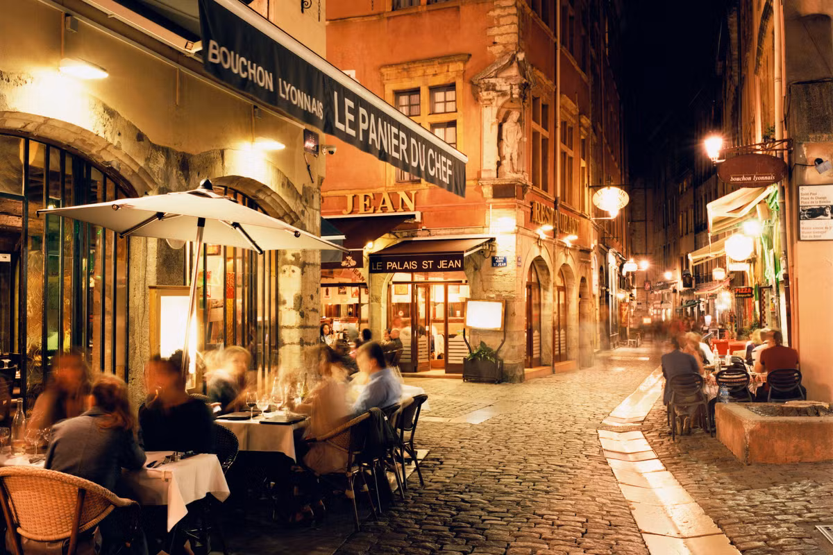 DEST_FRANCE_LYON_THEME_RESTAURANT_NIGHT